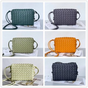 Bottega veneta BV 680256 Medium Loop Crossbody Bag