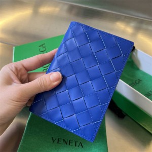 Bottega veneta BV 607482 medium grid woven leather passport clip