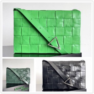Bottega veneta BV 691407 plus large Cassette crossbody bag
