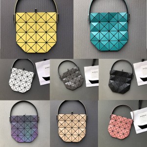 ISSEY MIYAKE new 4x4 grid single shoulder armpit bag