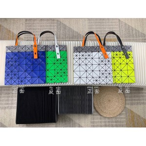 ISSEY MIYAKE new double-sided color matching pixel 6-compartment handbag