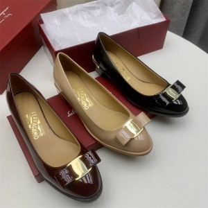 Ferragamo viva patent leather chunky heels with bow commuter shoes